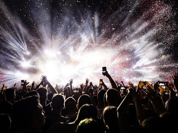 Perché andiamo ai concerti? Le 8 motivazioni psicologiche che ci spingono sotto il palco